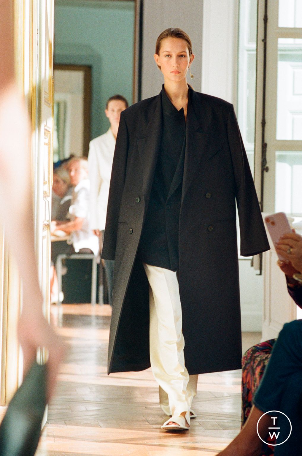 Fashion Week Paris Spring/Summer 2024 look 33 from the The Row collection womenswear