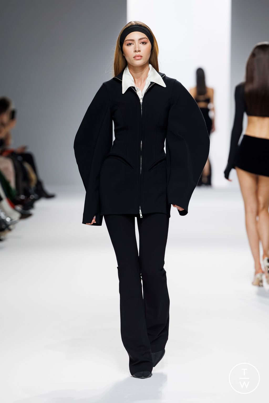 Fashion Week Paris Fall/Winter 2024 look 65 de la collection Theunissen womenswear