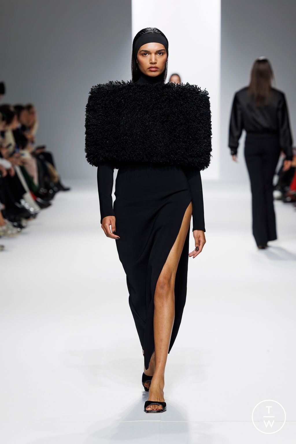 Fashion Week Paris Fall/Winter 2024 look 79 de la collection Theunissen womenswear