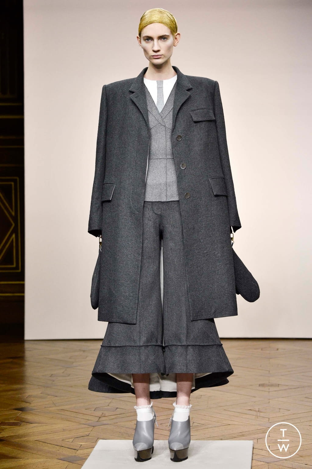 Fashion Week Paris Fall/Winter 2018 look 4 from the Thom Browne collection womenswear