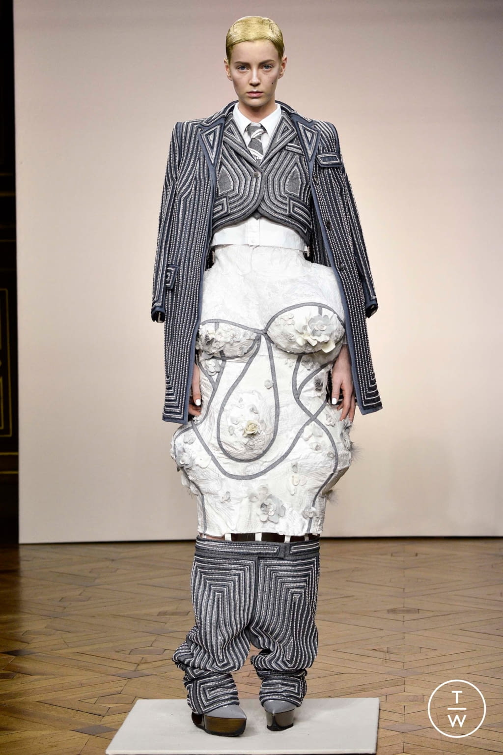 Fashion Week Paris Fall/Winter 2018 look 26 from the Thom Browne collection womenswear