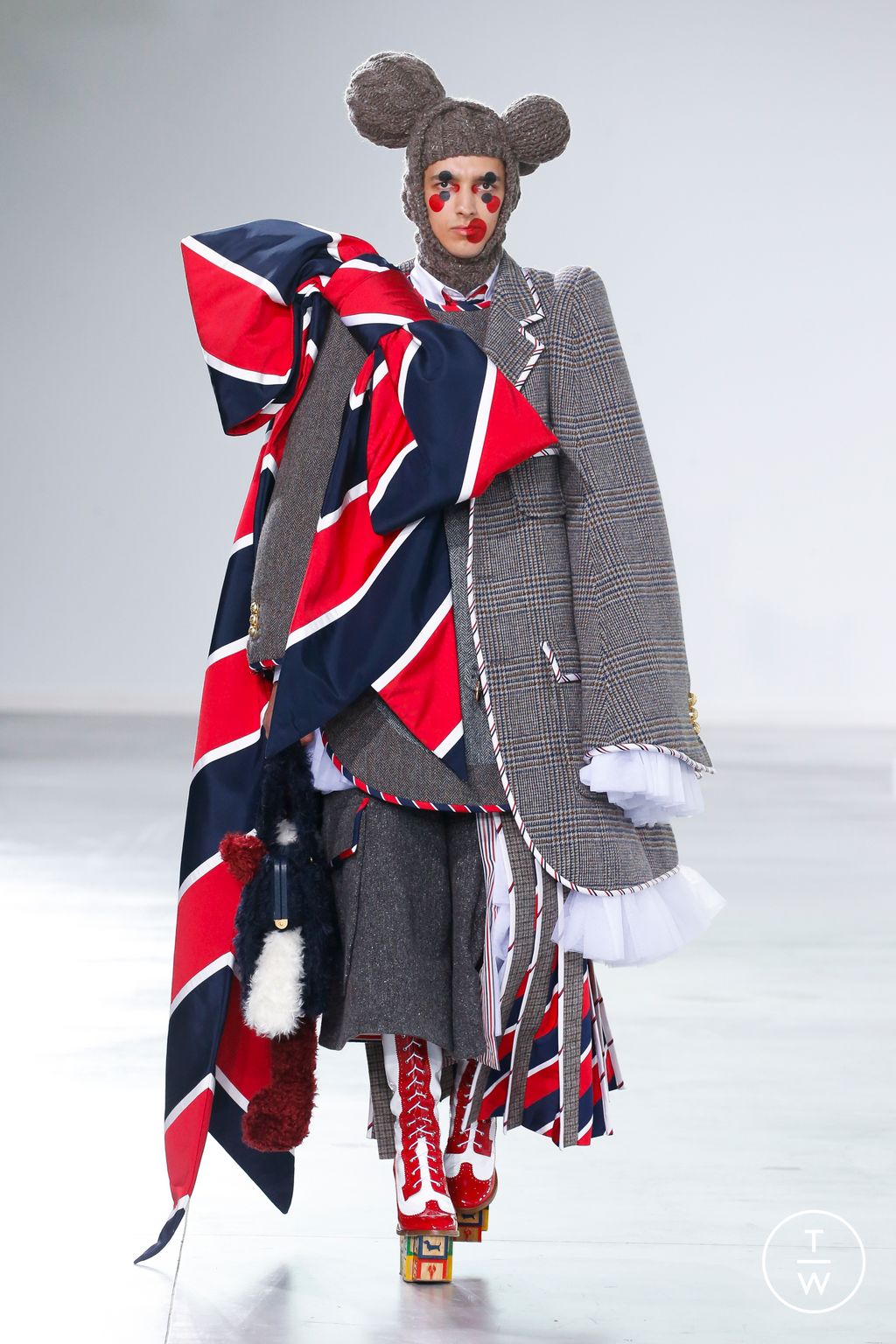 Fashion Week New York Fall/Winter 2022 look 11 from the Thom Browne collection 女装