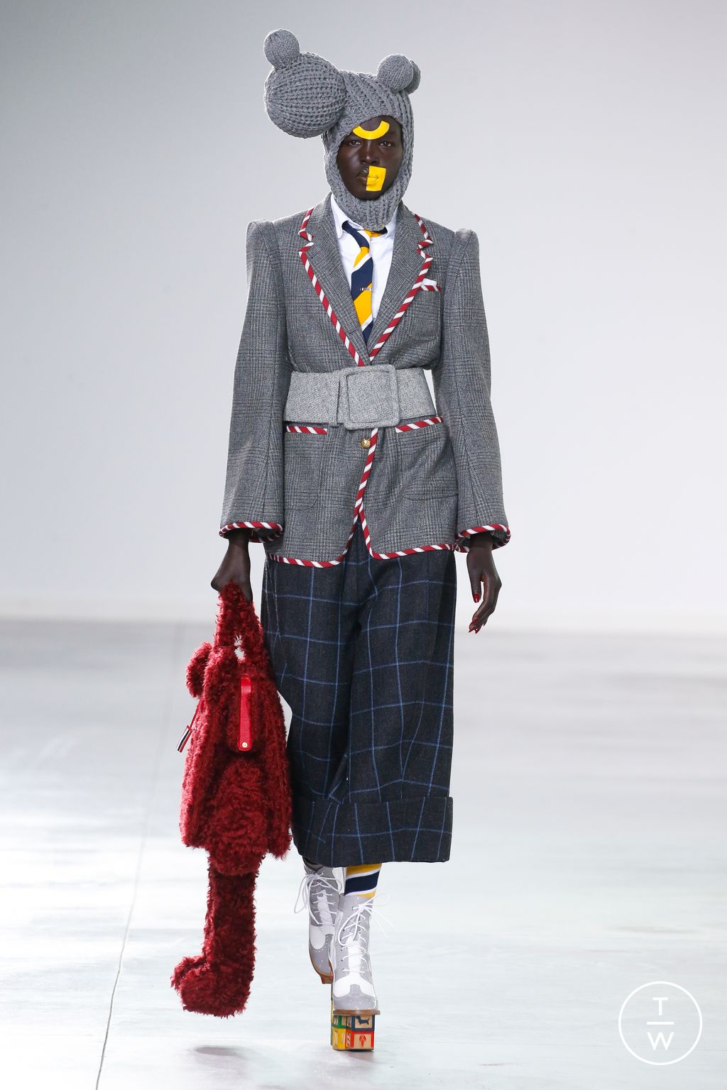 Fashion Week New York Fall/Winter 2022 look 13 from the Thom Browne collection 女装