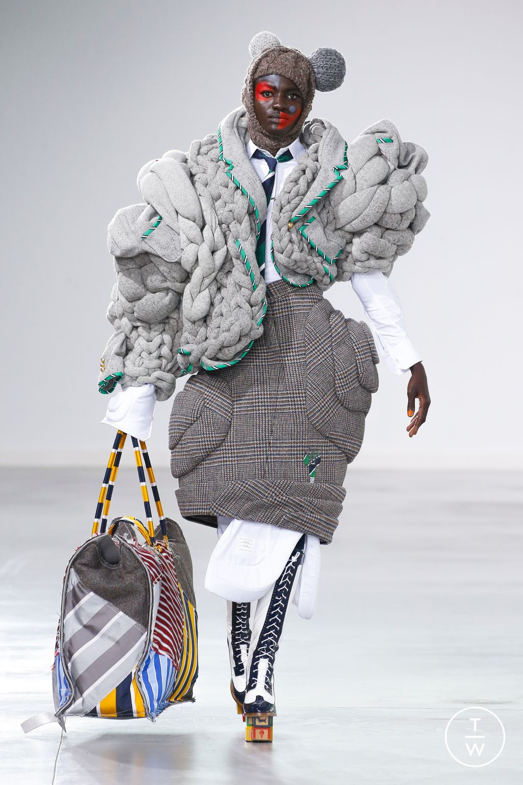 Fashion Week New York Fall/Winter 2022 look 21 from the Thom Browne collection 女装