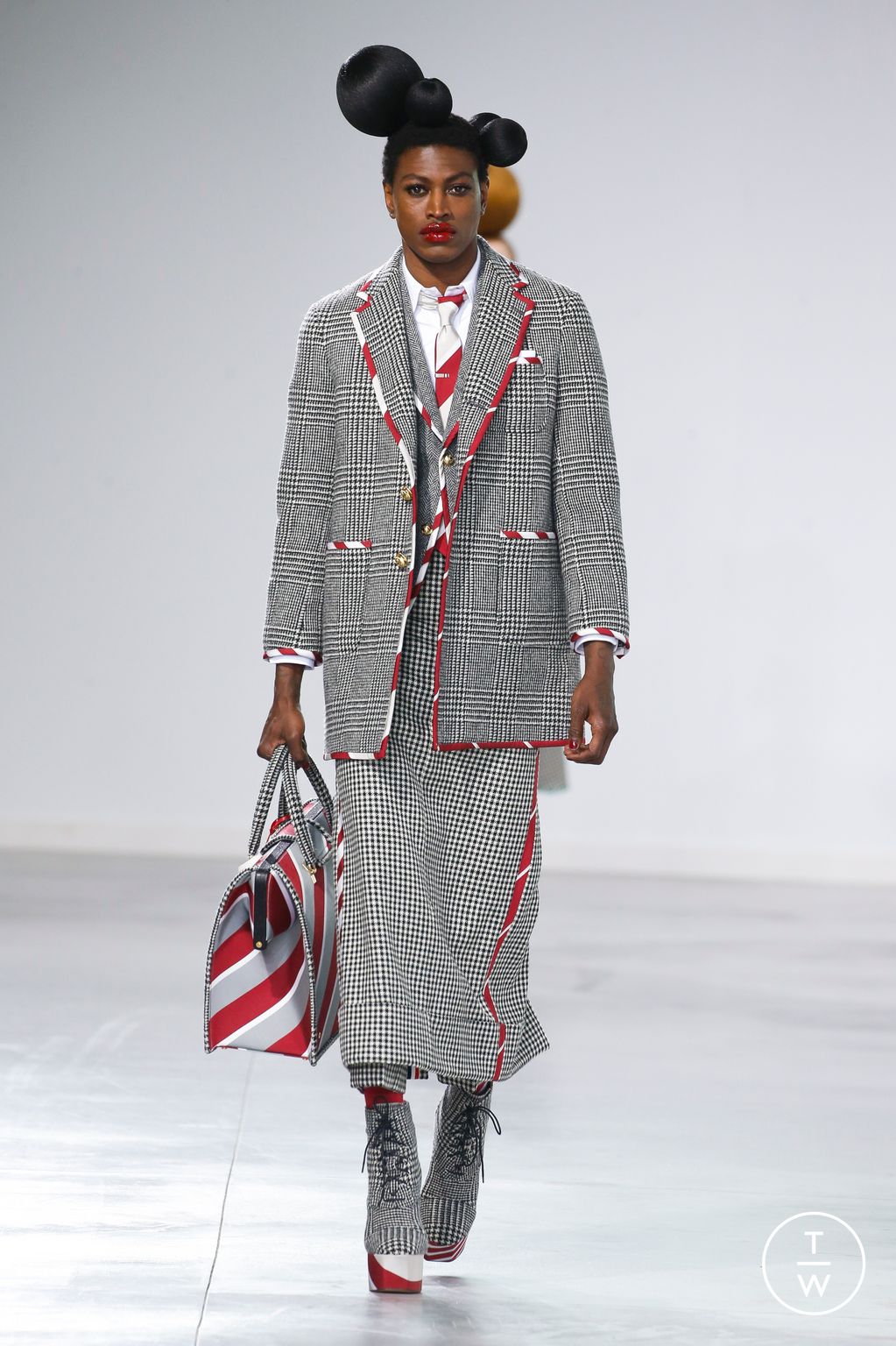 Fashion Week New York Fall/Winter 2022 look 22 from the Thom Browne collection womenswear