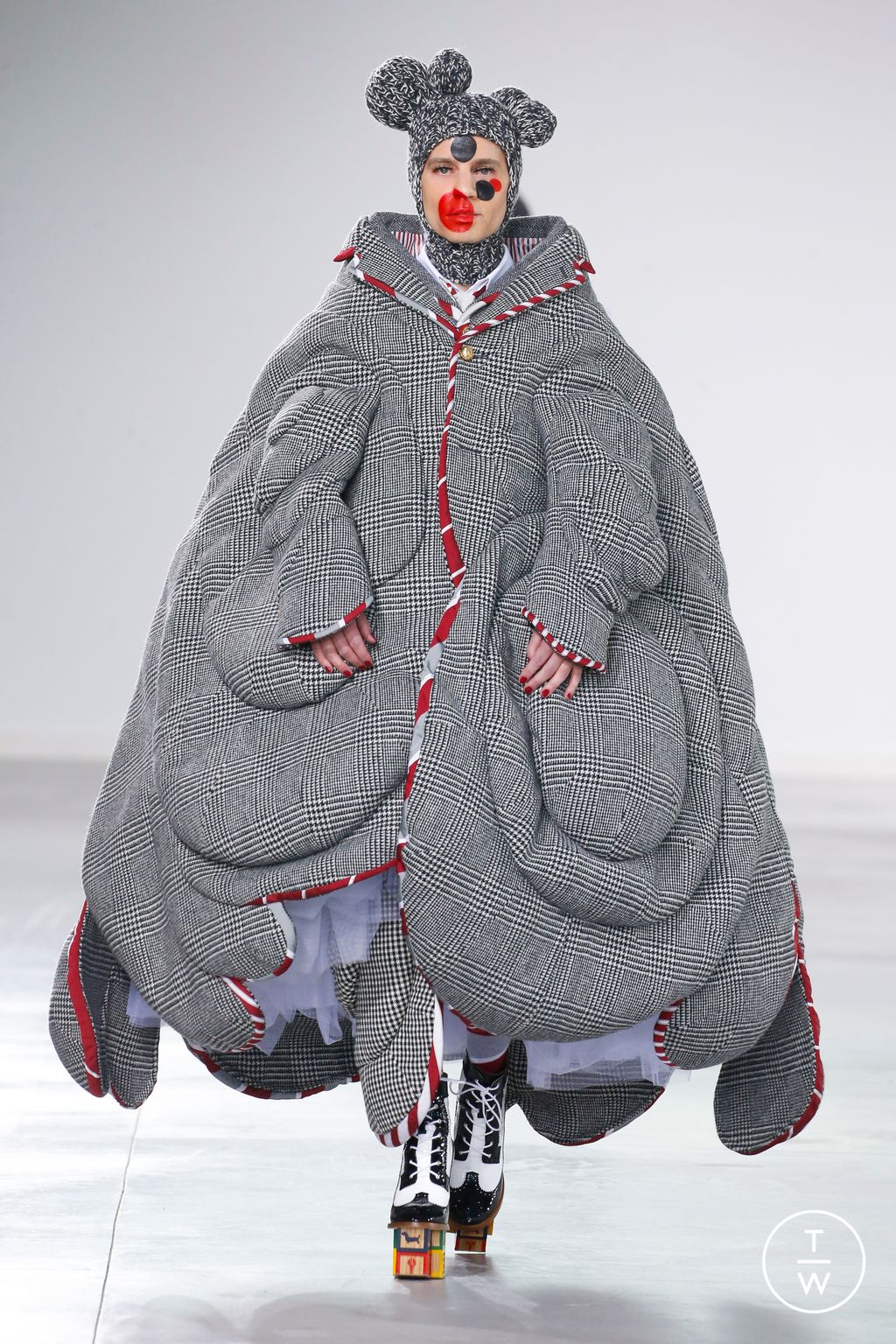Fashion Week New York Fall/Winter 2022 look 23 from the Thom Browne collection 女装