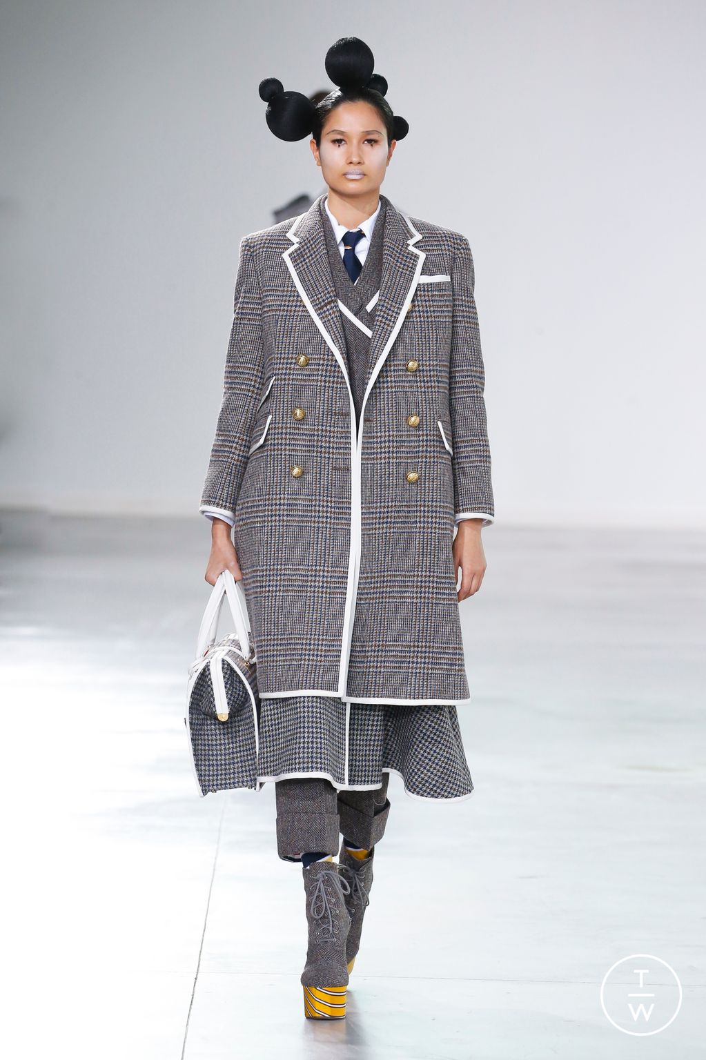 Fashion Week New York Fall/Winter 2022 look 26 from the Thom Browne collection womenswear