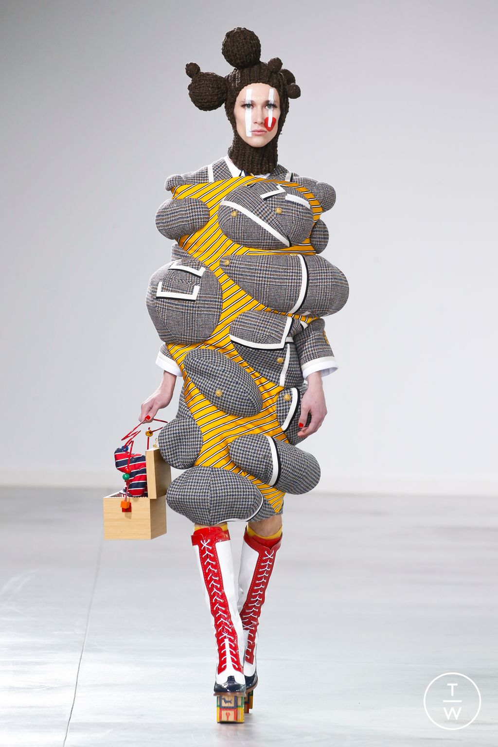 Fashion Week New York Fall/Winter 2022 look 27 from the Thom Browne collection womenswear