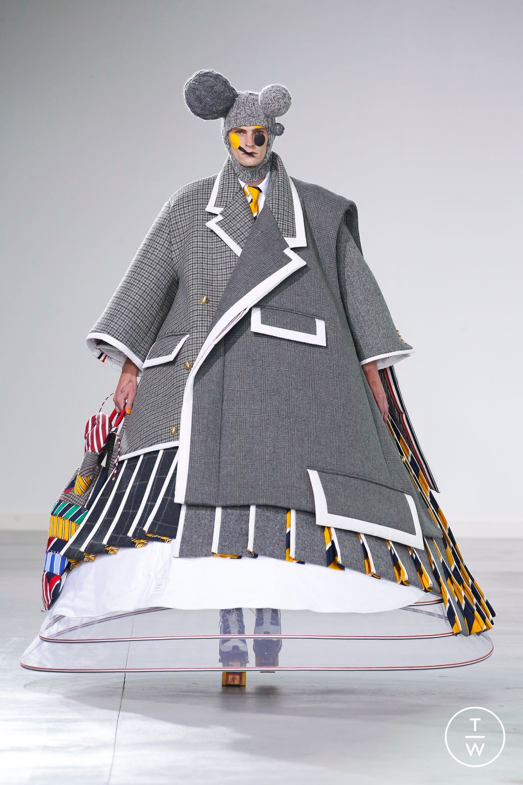 Fashion Week New York Fall/Winter 2022 look 3 from the Thom Browne collection womenswear