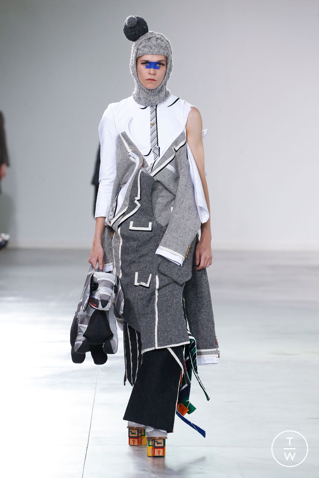 Fashion Week New York Fall/Winter 2022 look 31 from the Thom Browne collection 女装