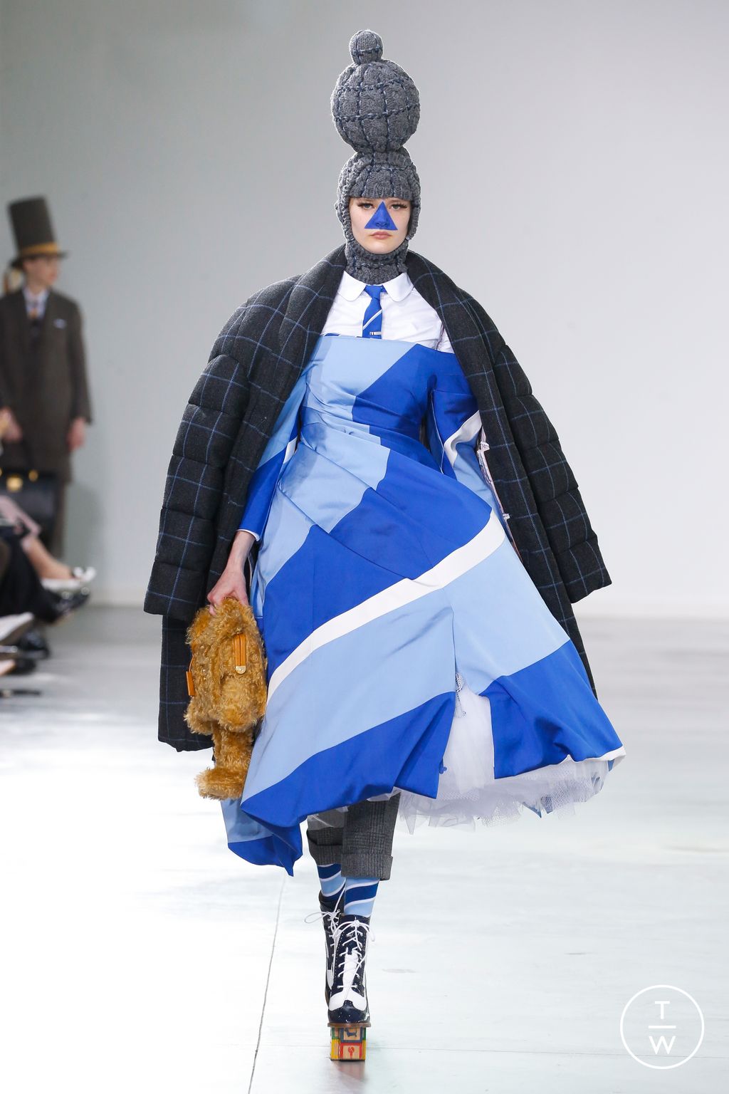 Fashion Week New York Fall/Winter 2022 look 33 from the Thom Browne collection 女装