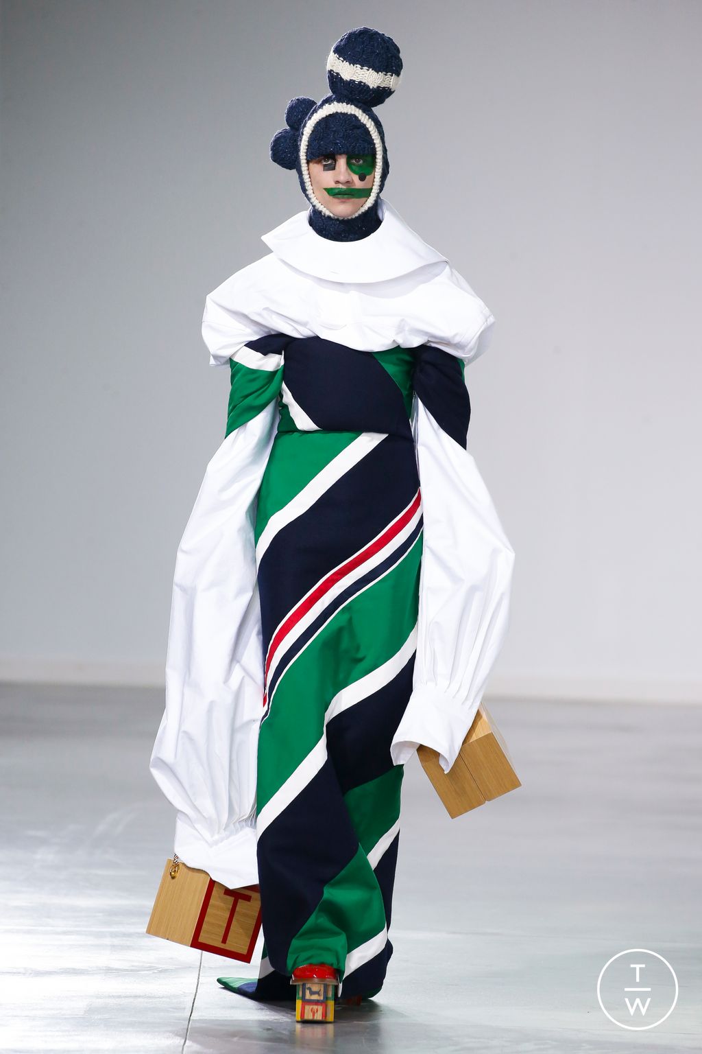 Fashion Week New York Fall/Winter 2022 look 35 from the Thom Browne collection womenswear