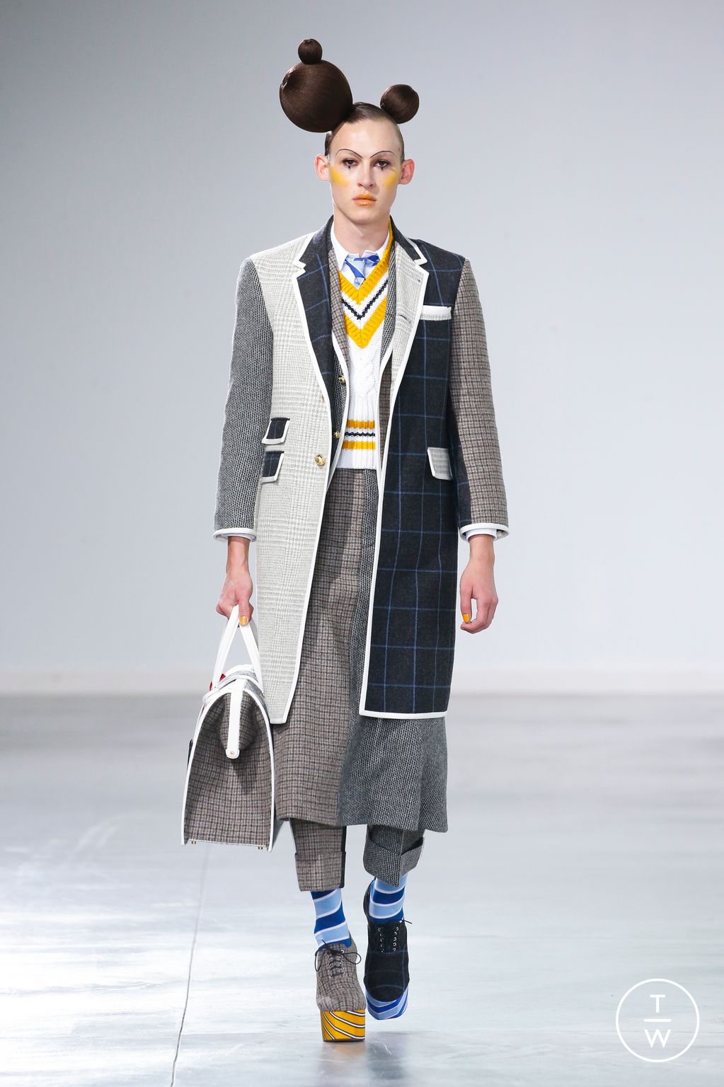 Fashion Week New York Fall/Winter 2022 look 38 from the Thom Browne collection womenswear