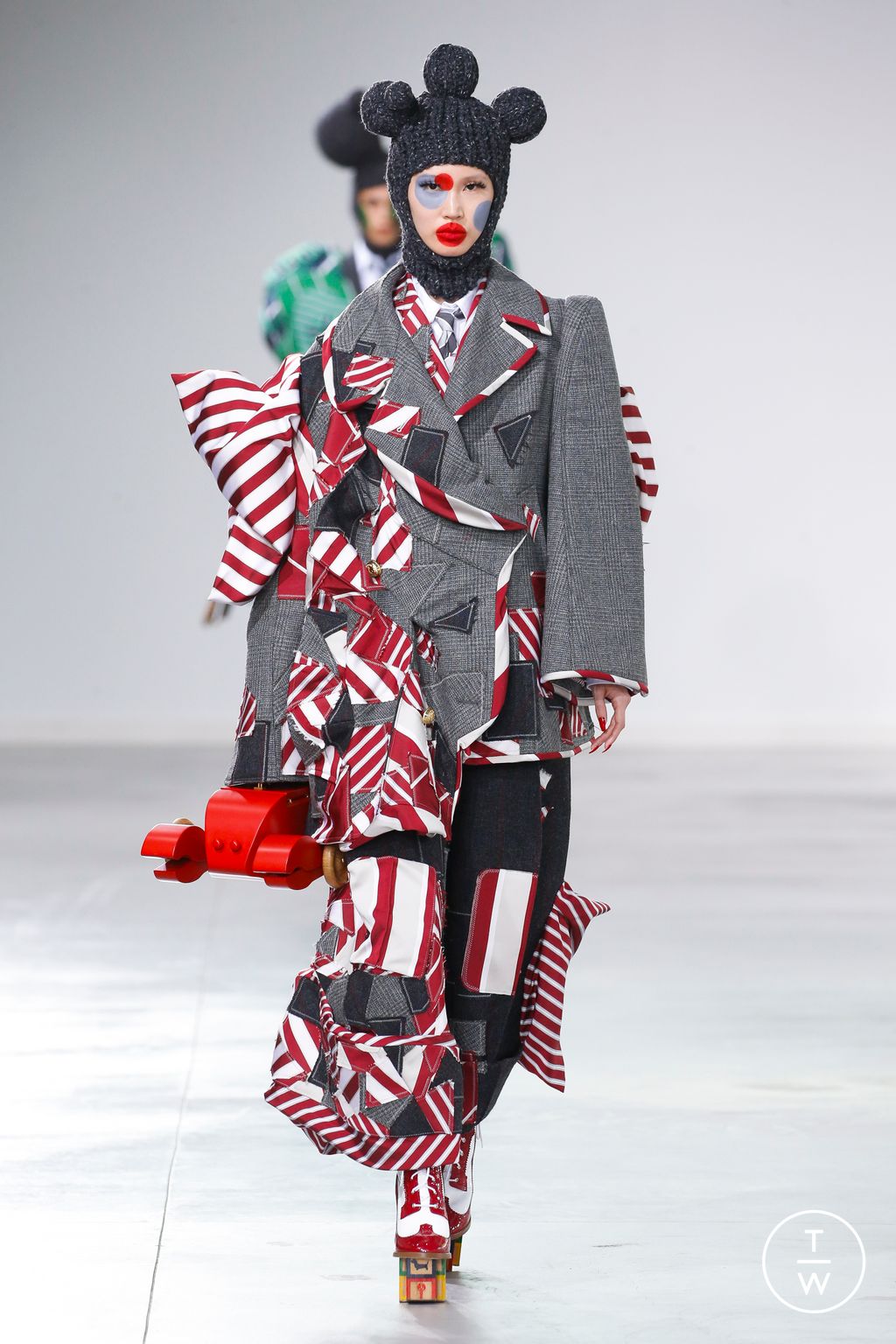 Fashion Week New York Fall/Winter 2022 look 41 from the Thom Browne collection womenswear