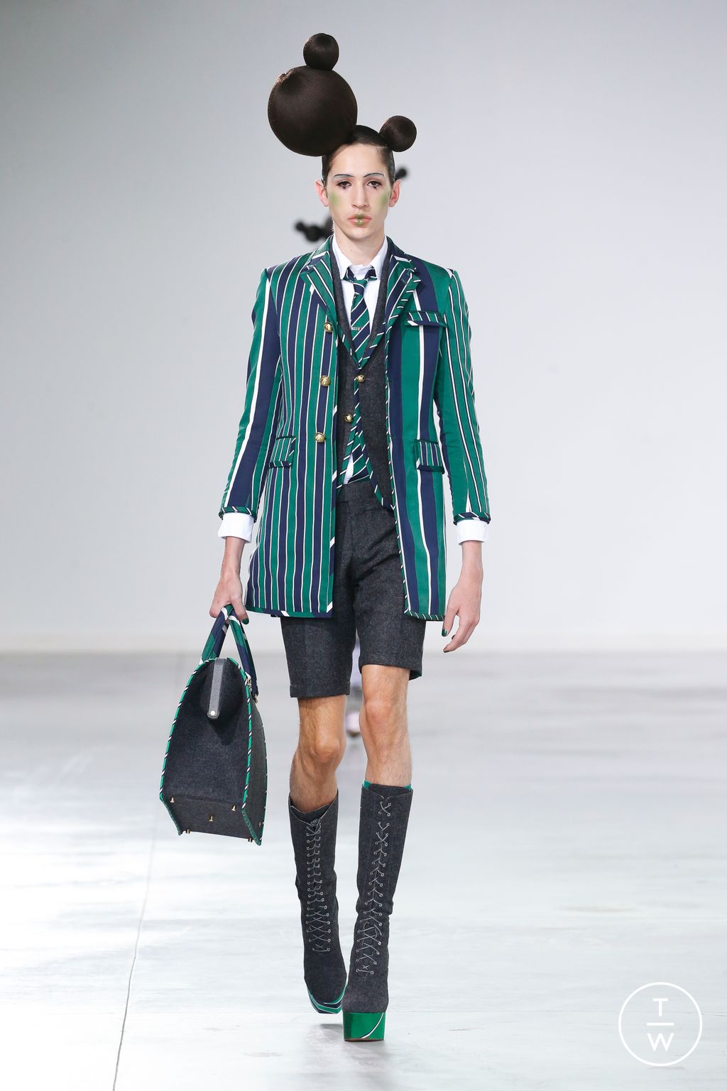 Fashion Week New York Fall/Winter 2022 look 42 from the Thom Browne collection womenswear