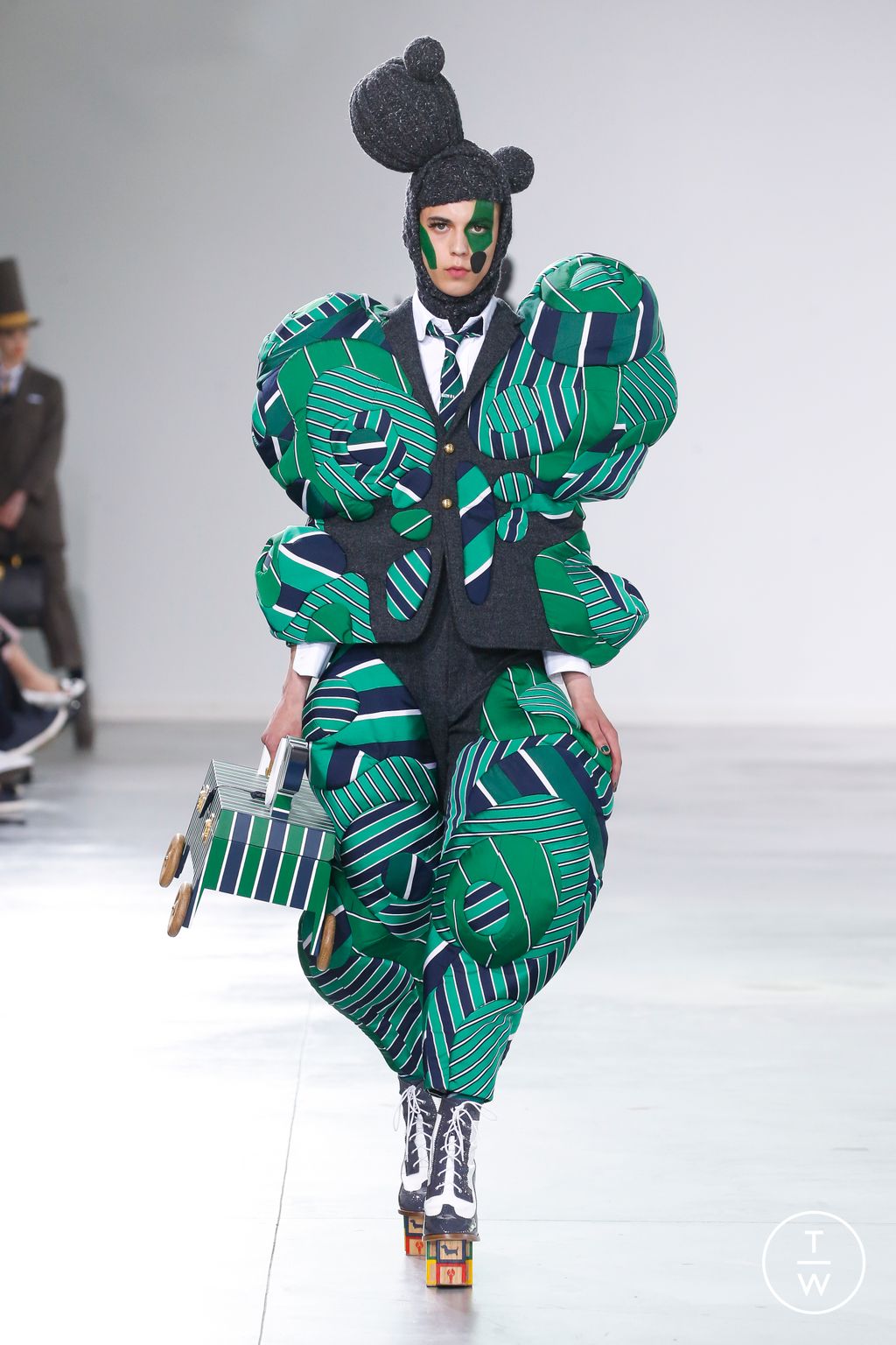 Fashion Week New York Fall/Winter 2022 look 43 from the Thom Browne collection 女装
