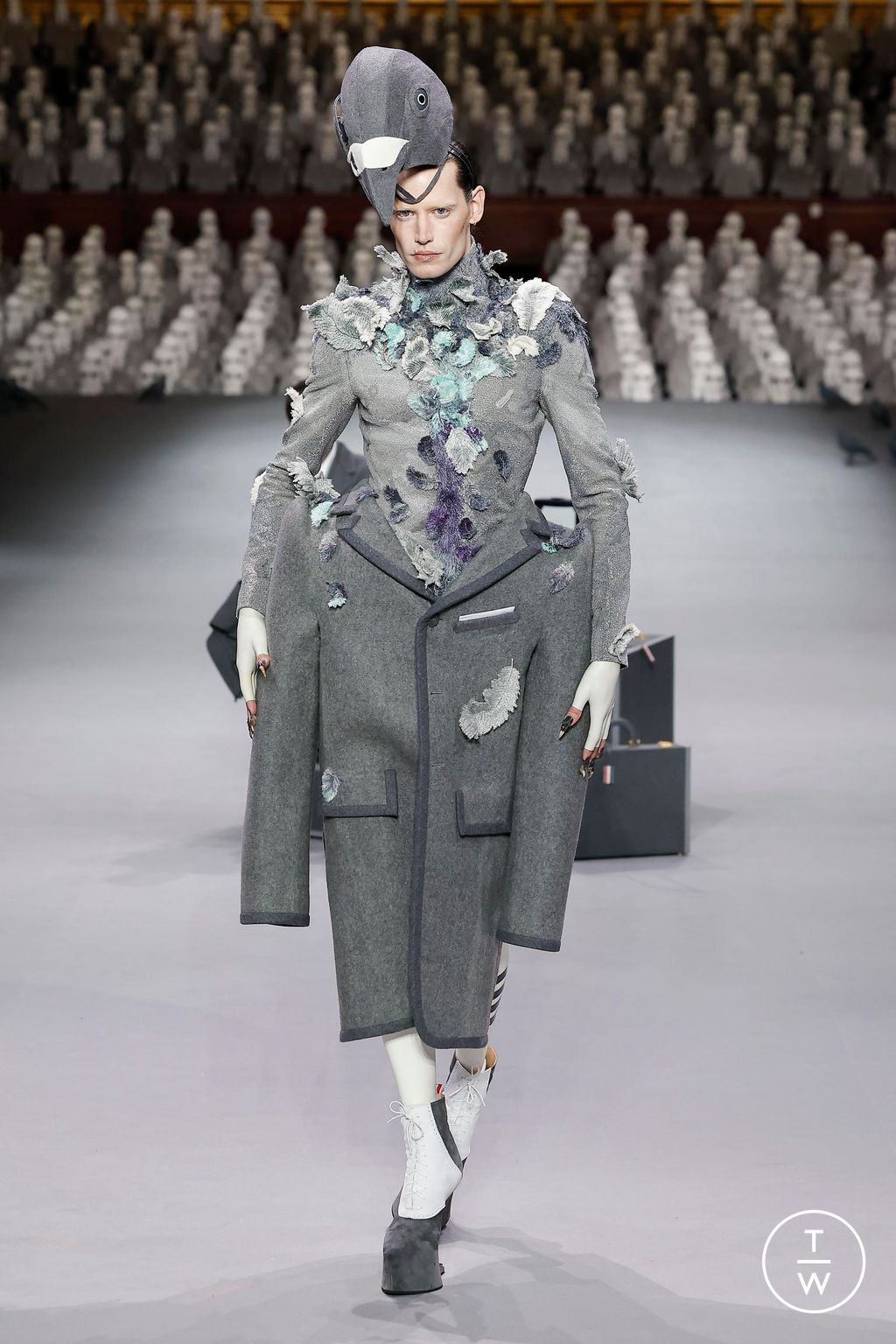 Fashion Week Paris Fall/Winter 2023 look 4 from the Thom Browne collection couture