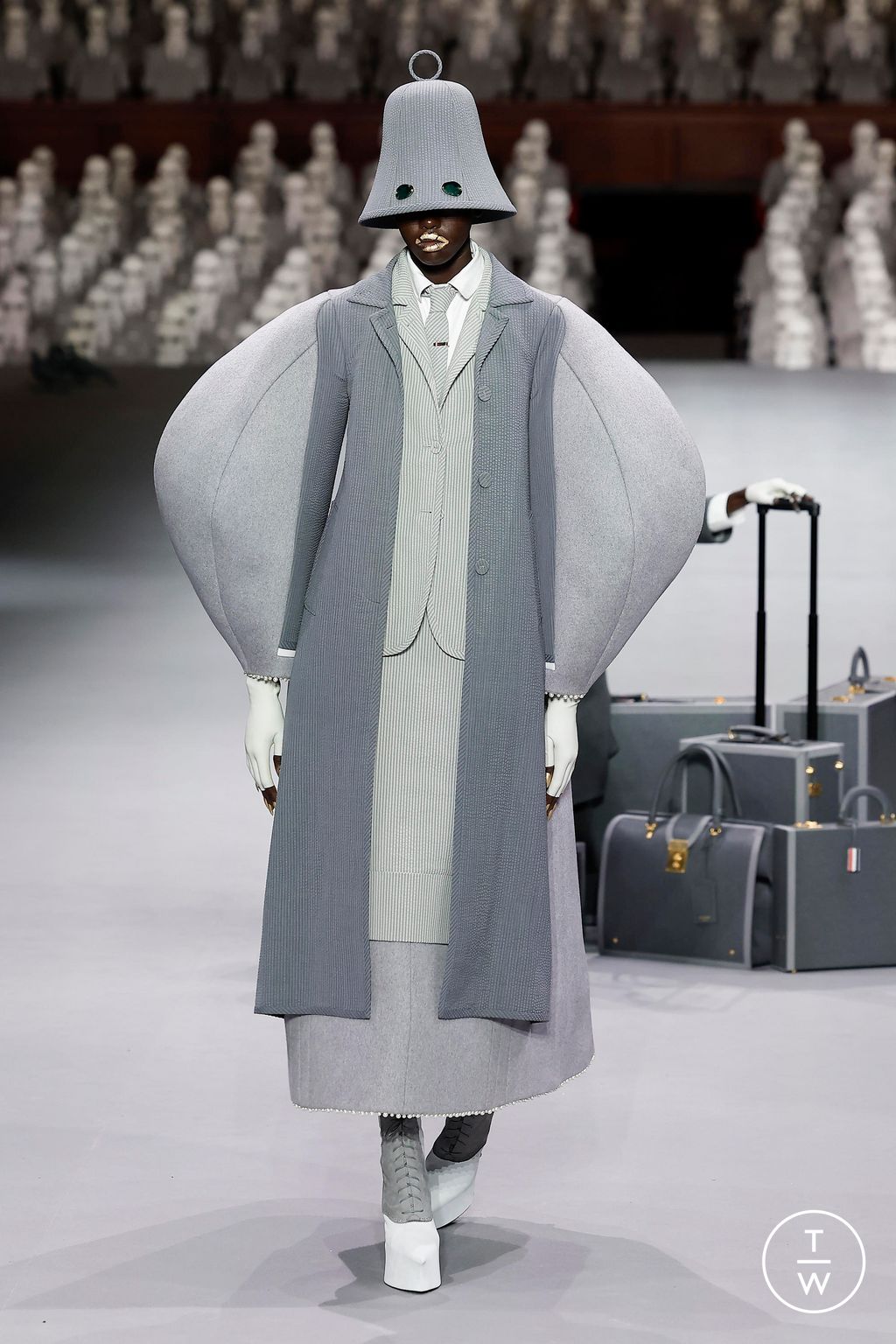 Fashion Week Paris Fall/Winter 2023 look 5 from the Thom Browne collection couture