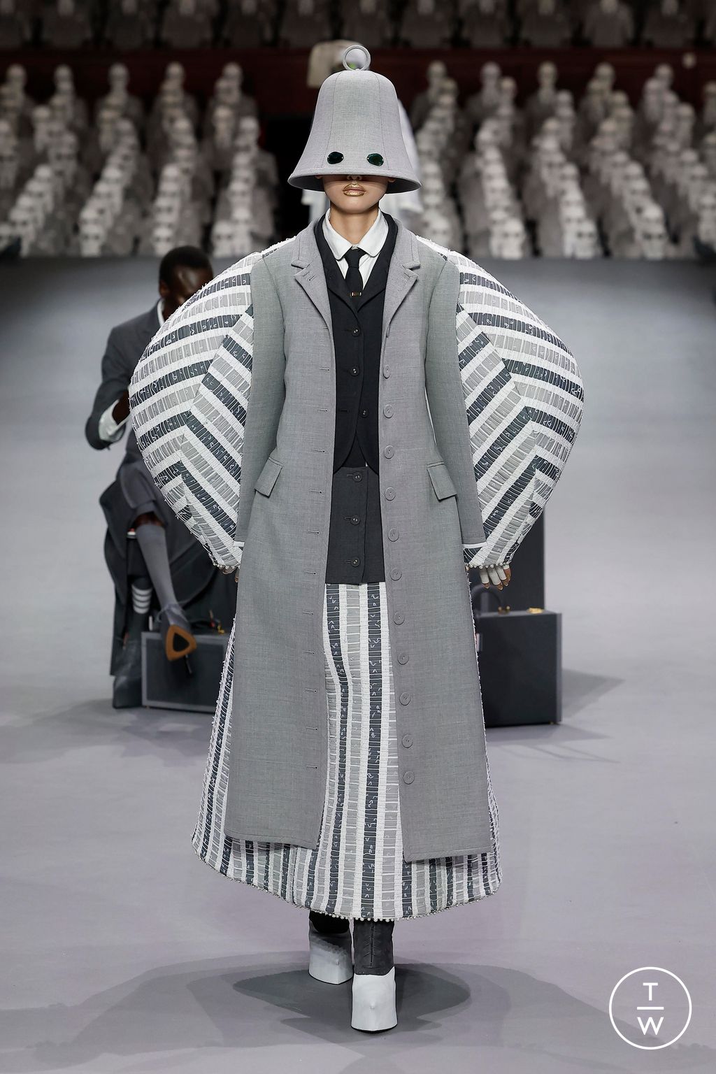 Fashion Week Paris Fall/Winter 2023 look 13 from the Thom Browne collection 高级定制