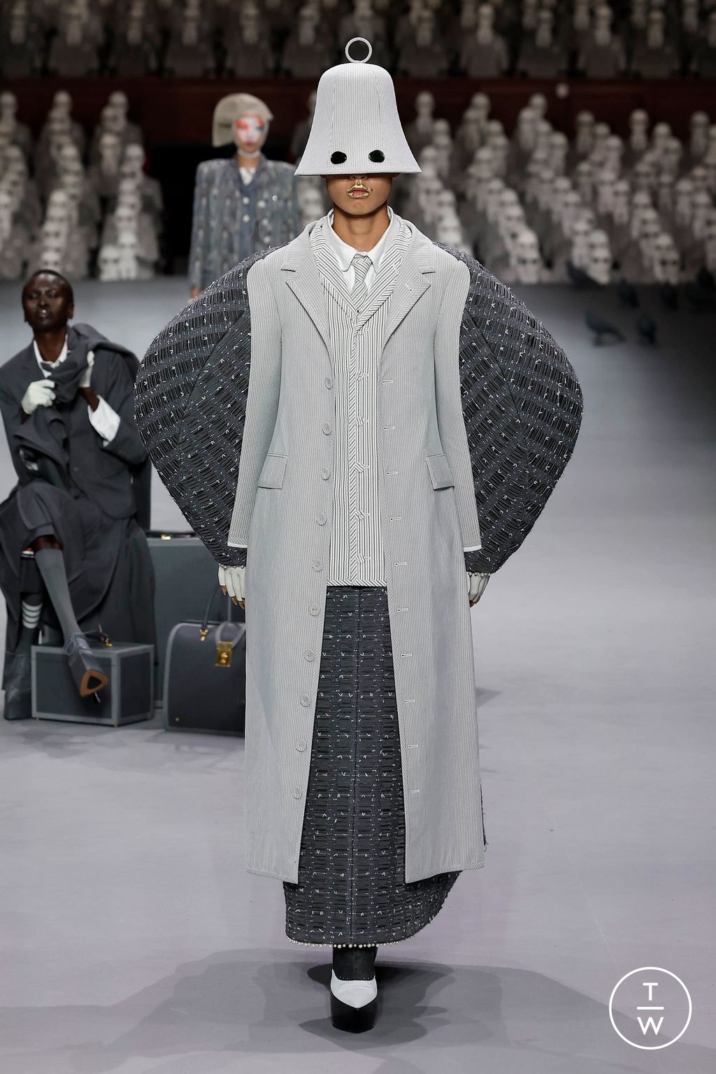 Fashion Week Paris Fall/Winter 2023 look 17 de la collection Thom Browne couture