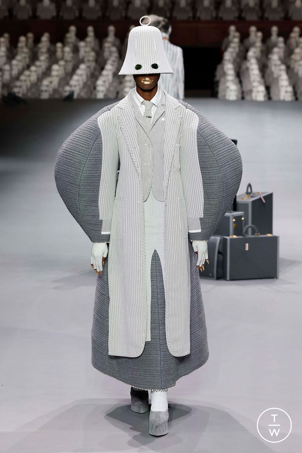Fashion Week Paris Fall/Winter 2023 look 21 from the Thom Browne collection couture