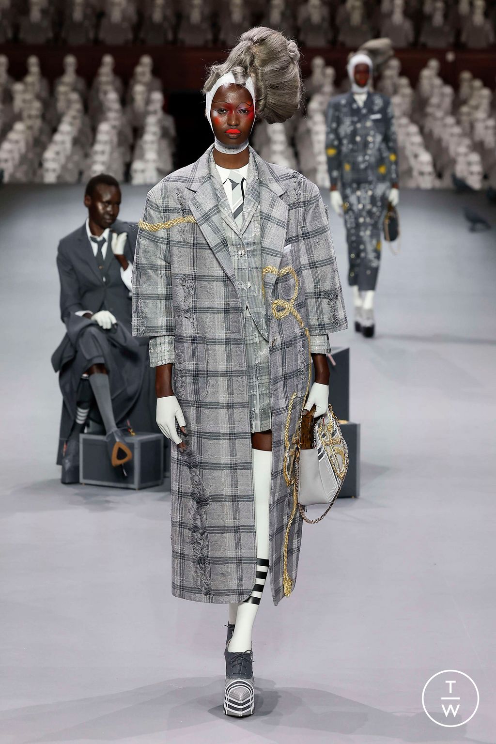 Fashion Week Paris Fall/Winter 2023 look 22 de la collection Thom Browne couture