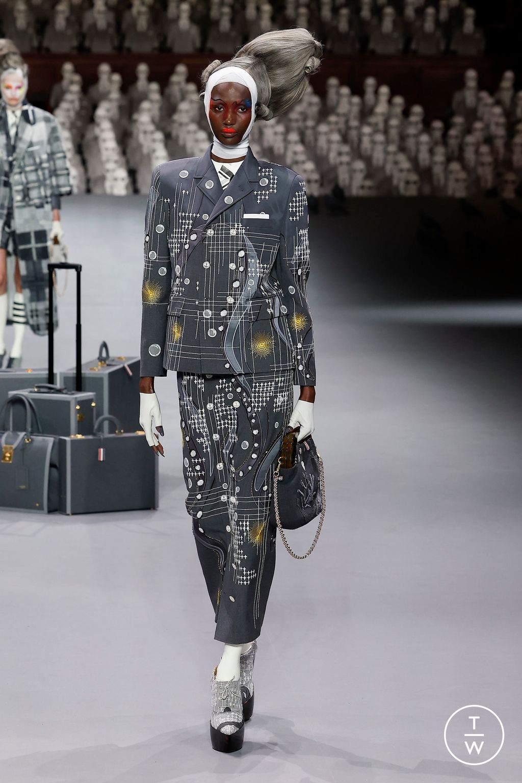 Fashion Week Paris Fall/Winter 2023 look 23 from the Thom Browne collection couture