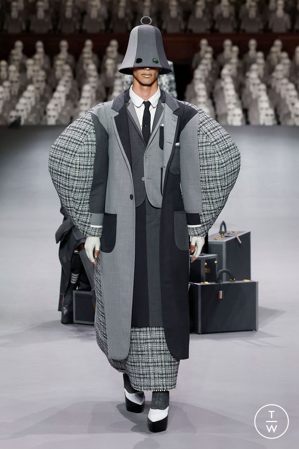 Fashion Week Paris Fall/Winter 2023 look 25 de la collection Thom Browne couture