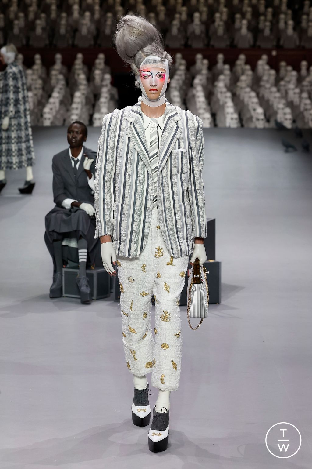 Fashion Week Paris Fall/Winter 2023 look 28 from the Thom Browne collection couture