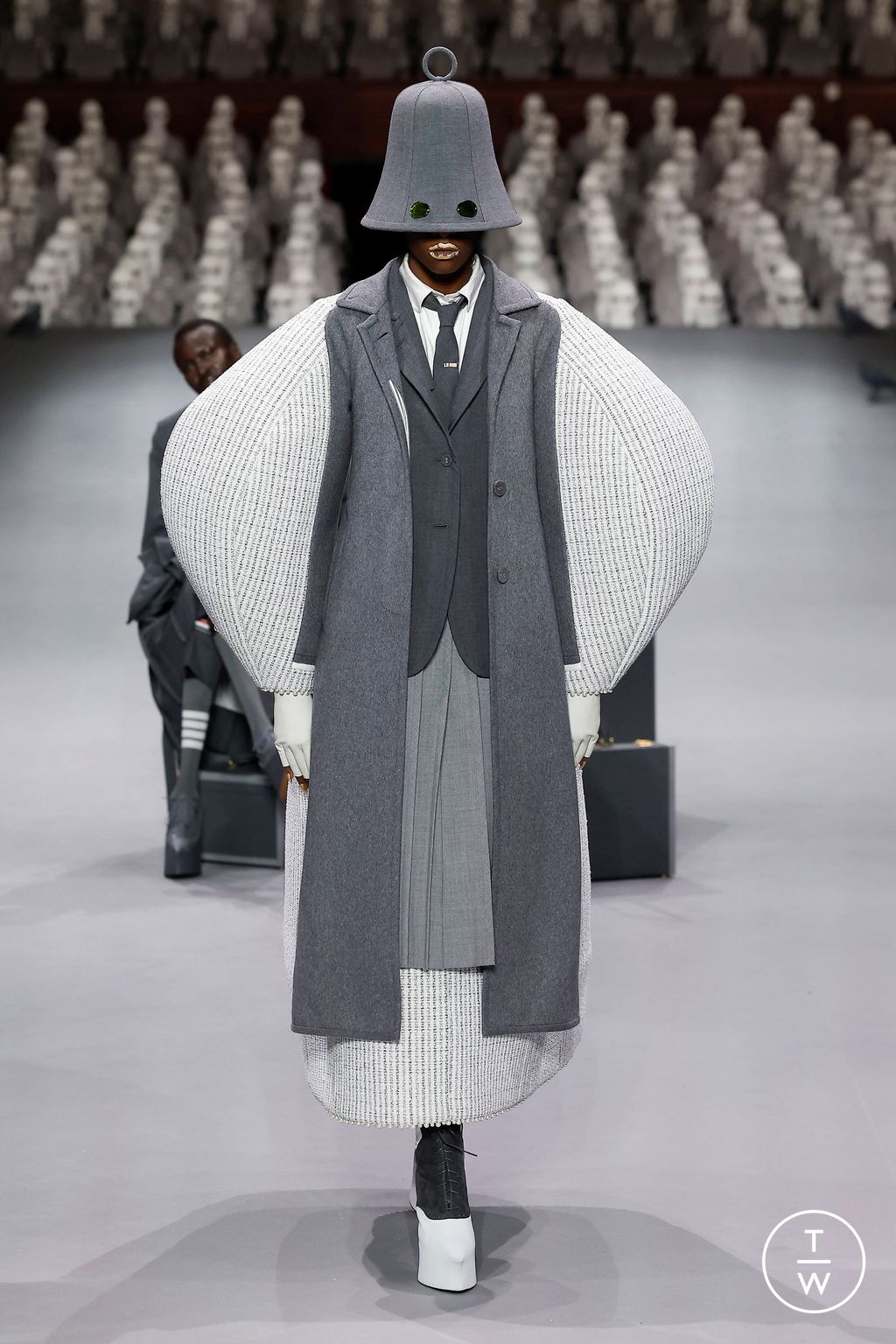 Fashion Week Paris Fall/Winter 2023 look 30 from the Thom Browne collection couture
