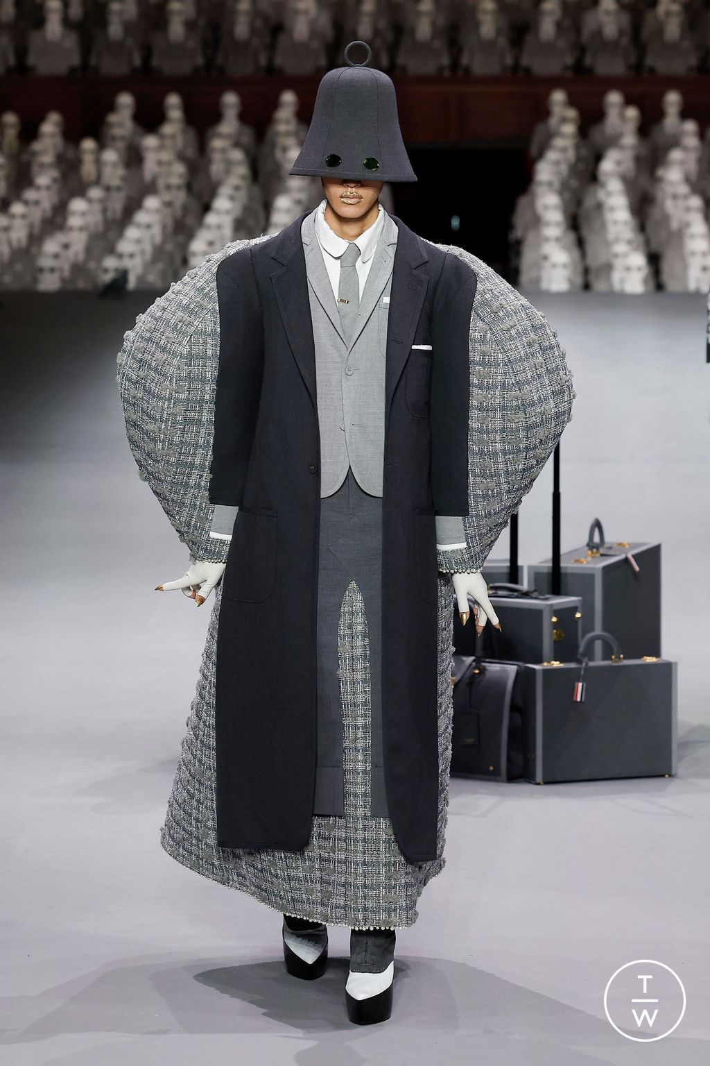 Fashion Week Paris Fall/Winter 2023 look 34 from the Thom Browne collection couture