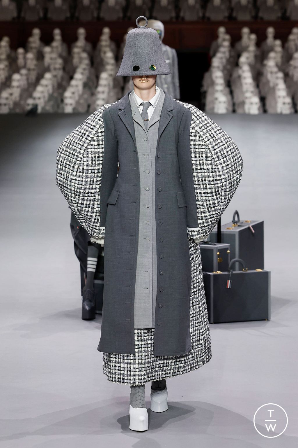 Fashion Week Paris Fall/Winter 2023 look 38 de la collection Thom Browne couture