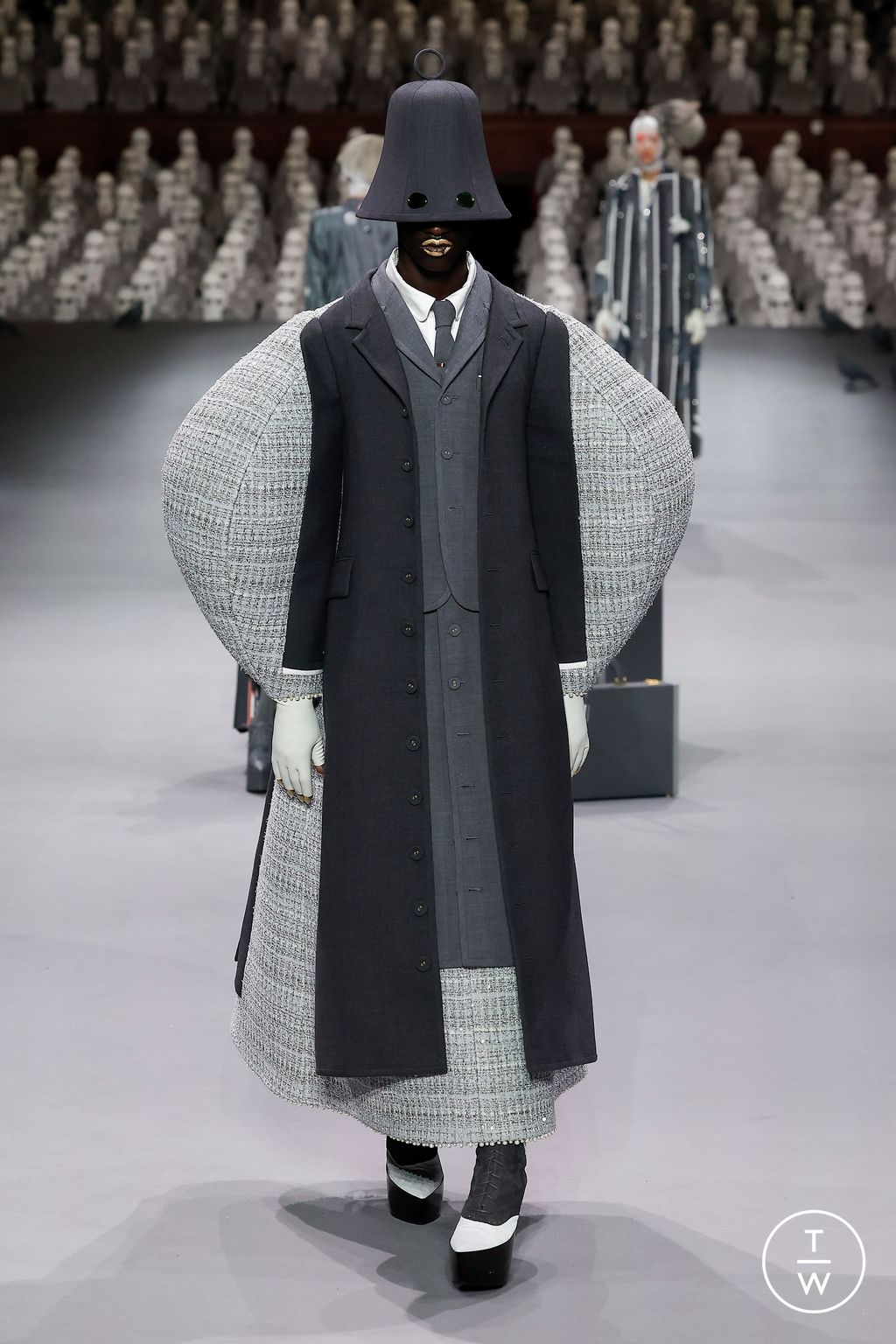 Fashion Week Paris Fall/Winter 2023 look 43 from the Thom Browne collection couture