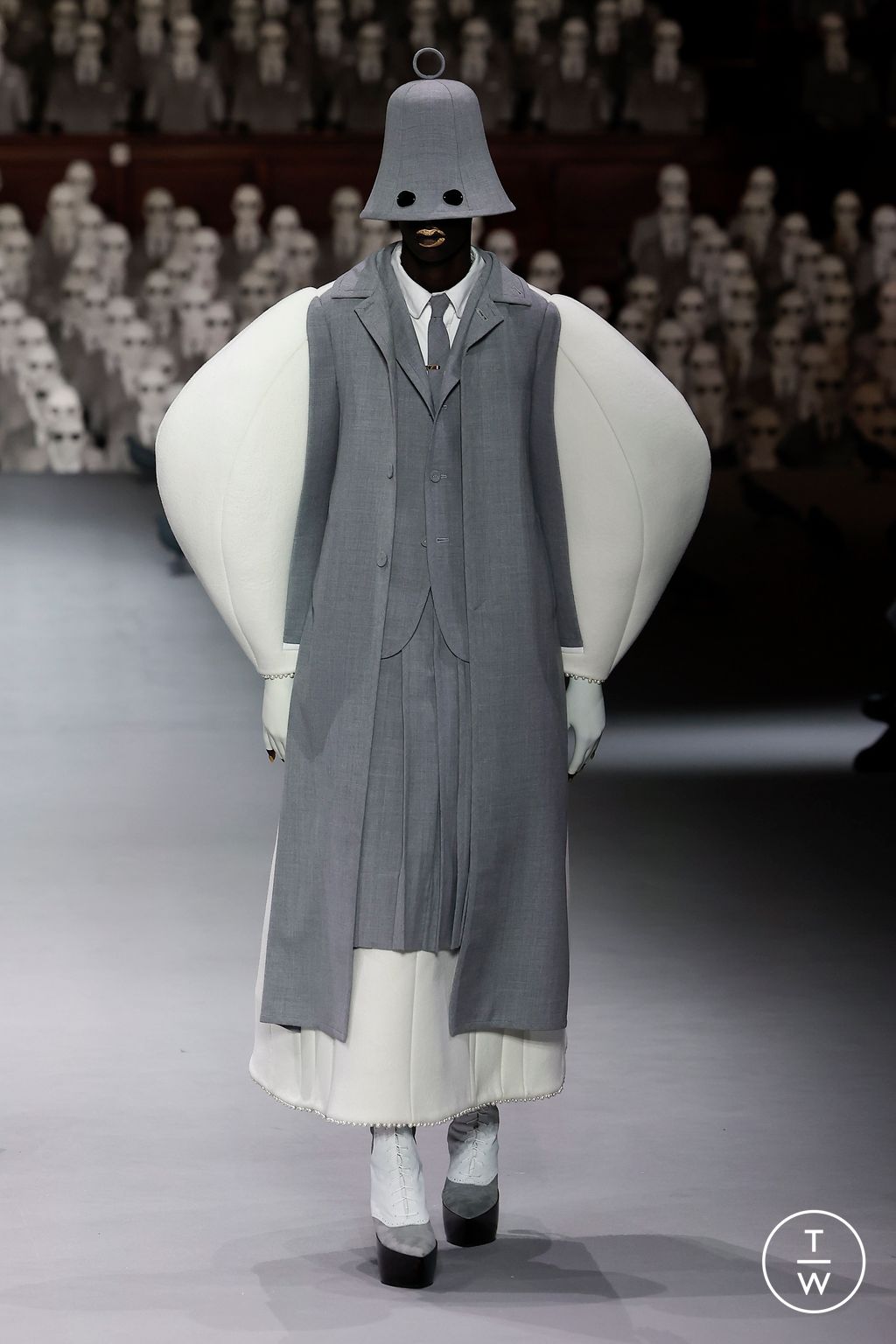 Fashion Week Paris Fall/Winter 2023 look 53 from the Thom Browne collection couture