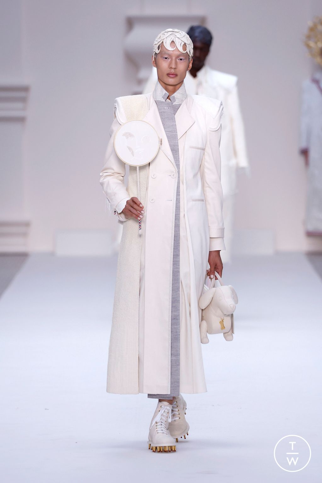 Fashion Week Paris Fall/Winter 2024 look 17 from the Thom Browne collection couture