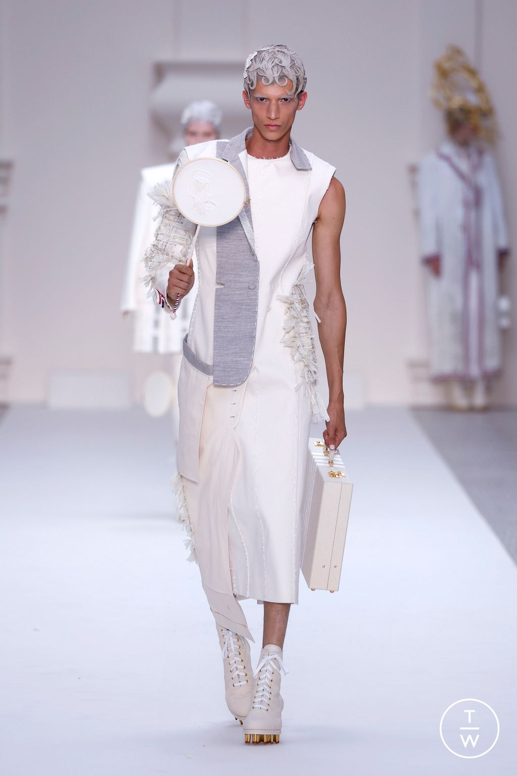 Fashion Week Paris Fall/Winter 2024 look 19 from the Thom Browne collection couture