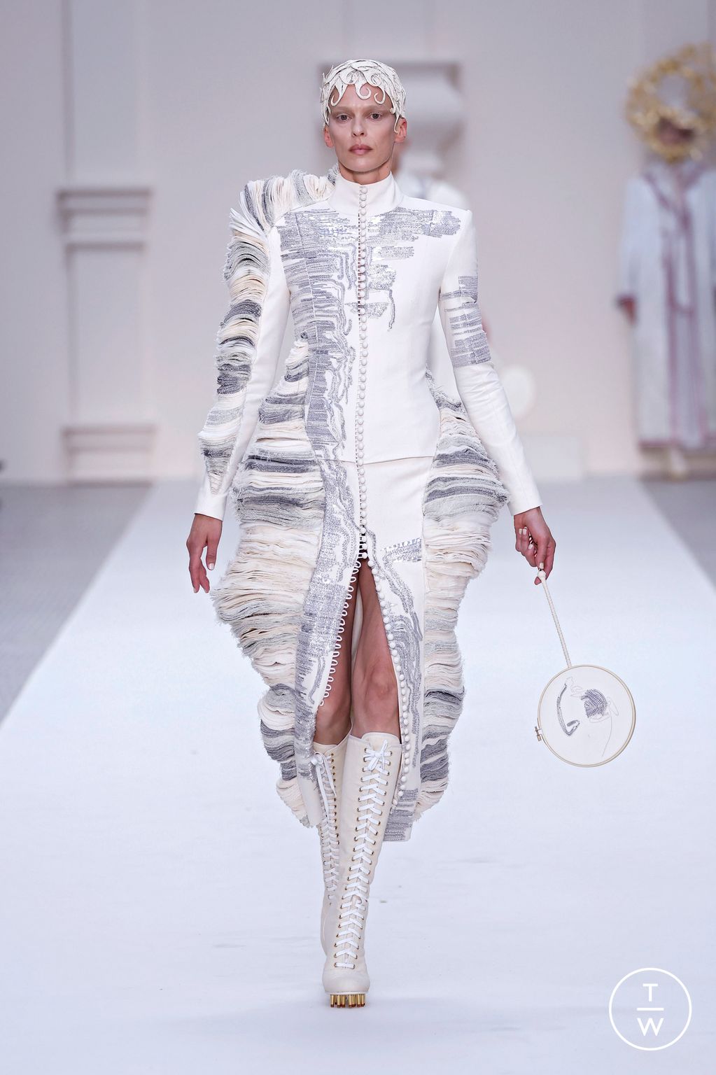 Fashion Week Paris Fall/Winter 2024 look 21 de la collection Thom Browne couture