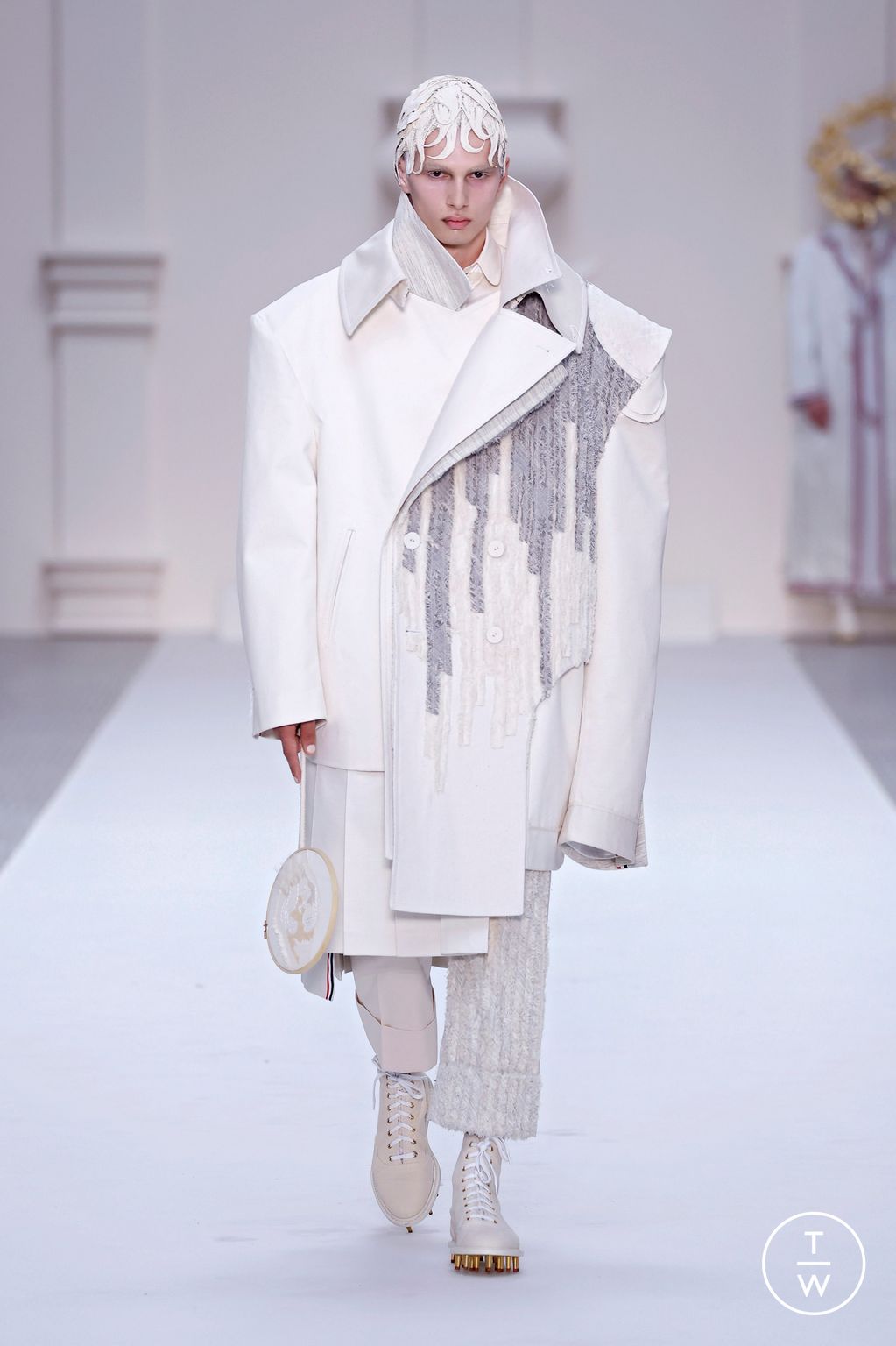 Fashion Week Paris Fall/Winter 2024 look 23 from the Thom Browne collection couture