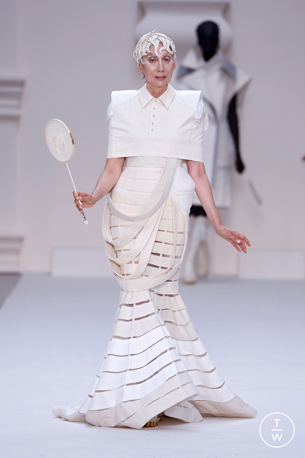 Fashion Week Paris Fall/Winter 2024 look 24 from the Thom Browne collection couture