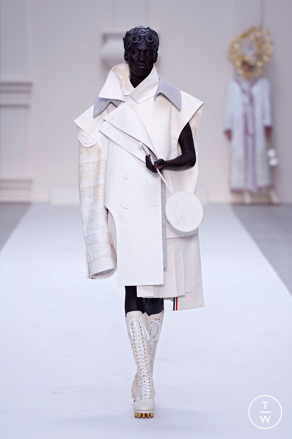 Fashion Week Paris Fall/Winter 2024 look 25 from the Thom Browne collection couture