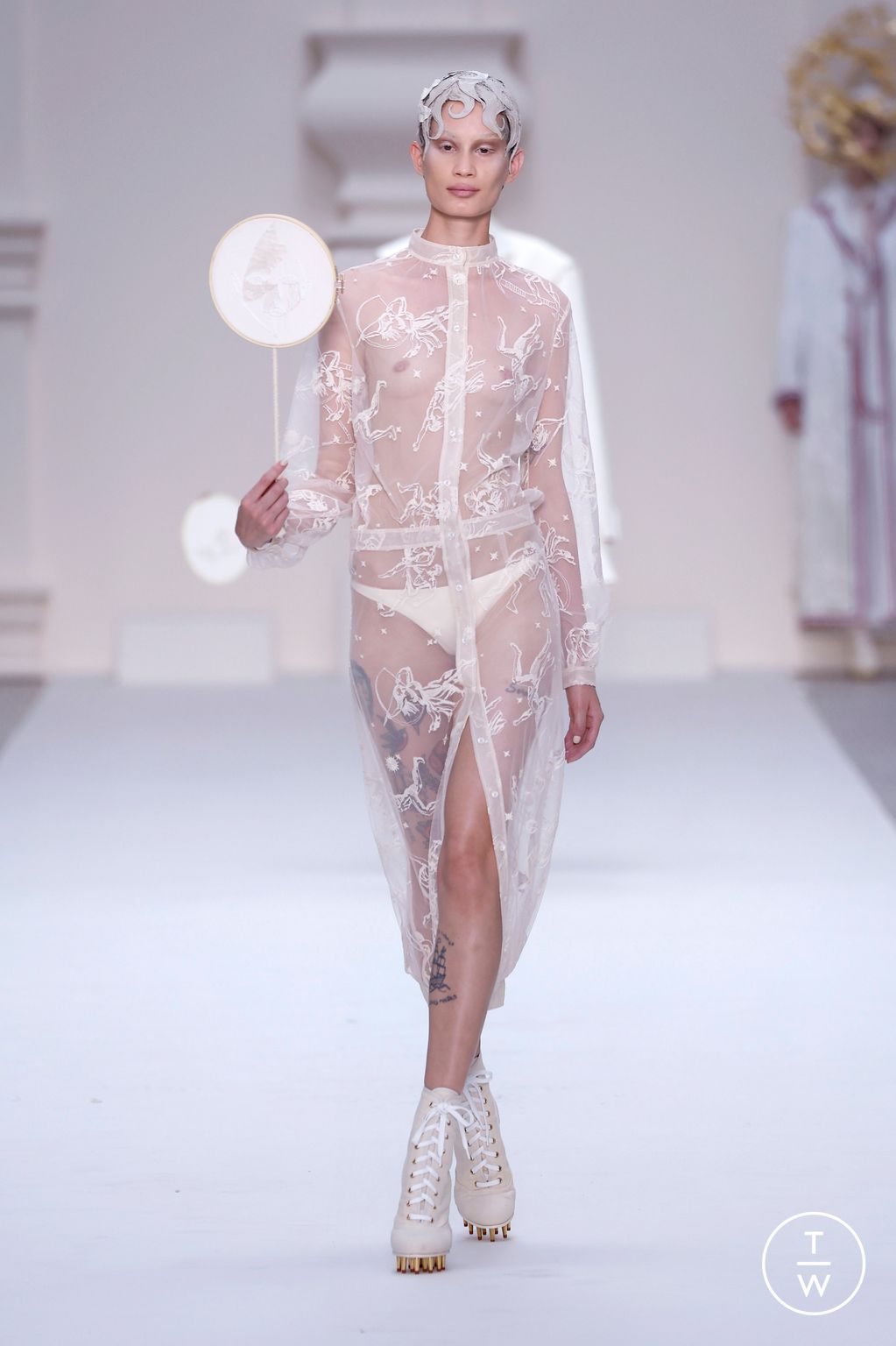 Fashion Week Paris Fall/Winter 2024 look 26 from the Thom Browne collection couture