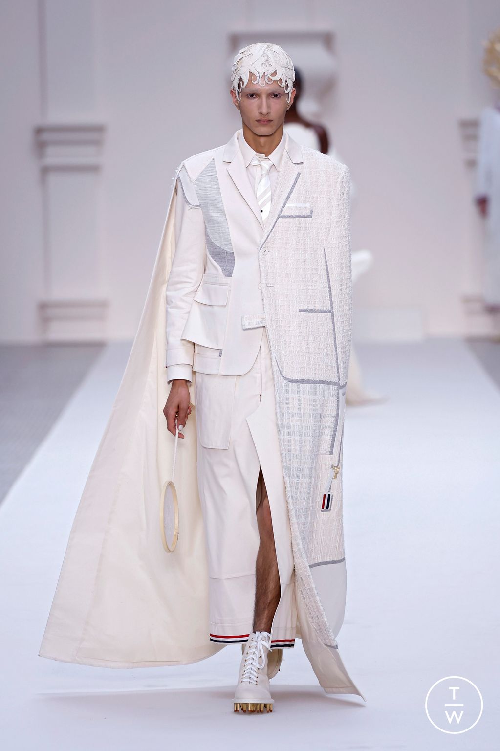 Fashion Week Paris Fall/Winter 2024 look 29 from the Thom Browne collection couture