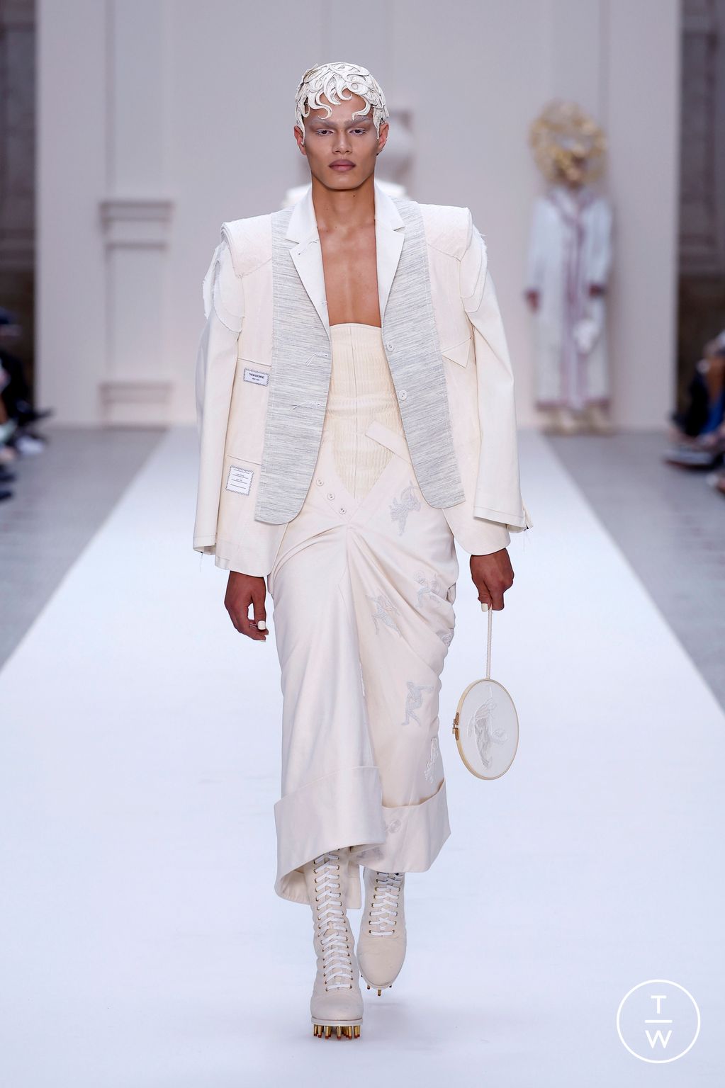 Fashion Week Paris Fall/Winter 2024 look 33 from the Thom Browne collection couture
