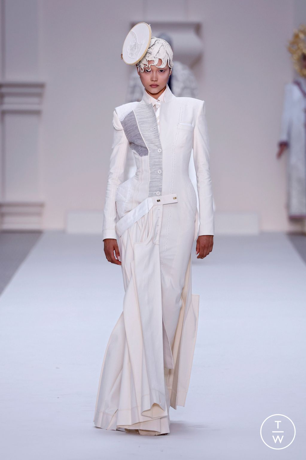 Fashion Week Paris Fall/Winter 2024 look 41 from the Thom Browne collection couture
