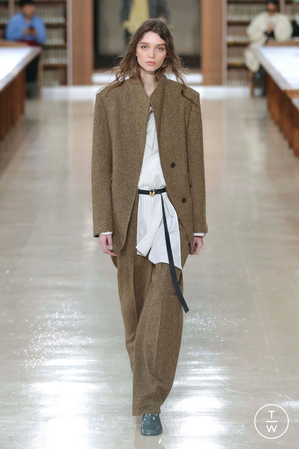 Fashion Week Paris Fall/Winter 2026 look 1 from the Time collection womenswear