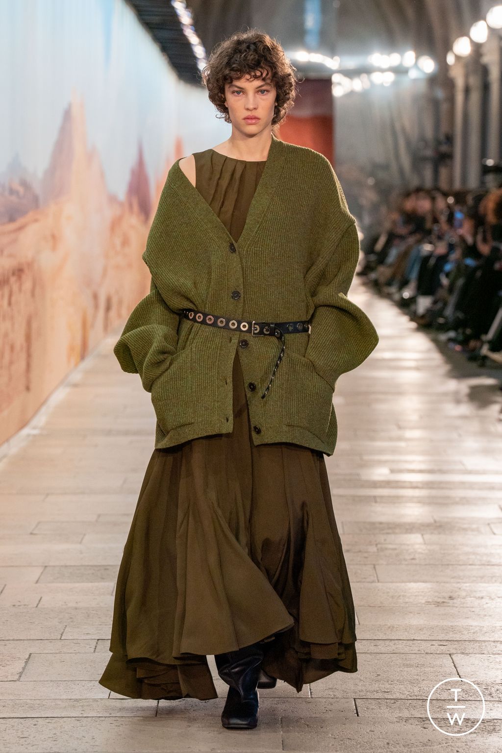 Fashion Week Paris Fall/Winter 2025 look 28 from the Time collection womenswear