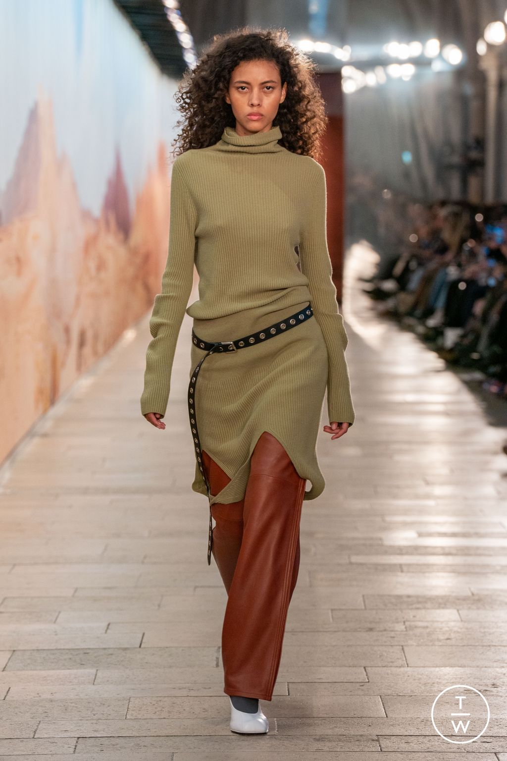 Fashion Week Paris Fall/Winter 2025 look 37 from the Time collection womenswear