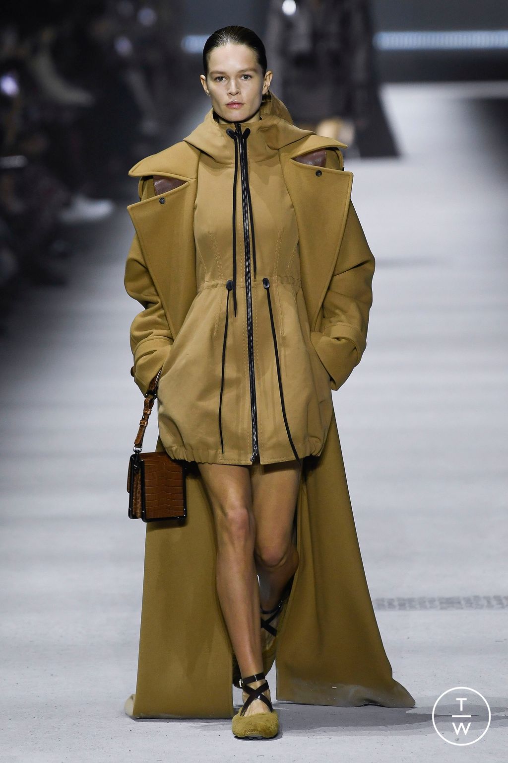 Fashion Week Milan Fall/Winter 2023 look 1 from the Tod's collection 女装