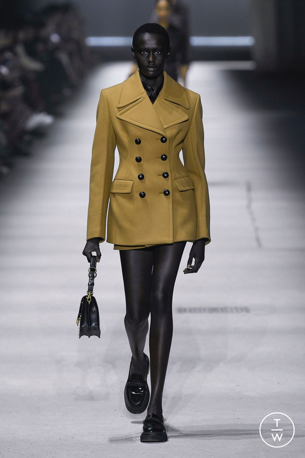 Fashion Week Milan Fall/Winter 2023 look 4 from the Tod's collection 女装