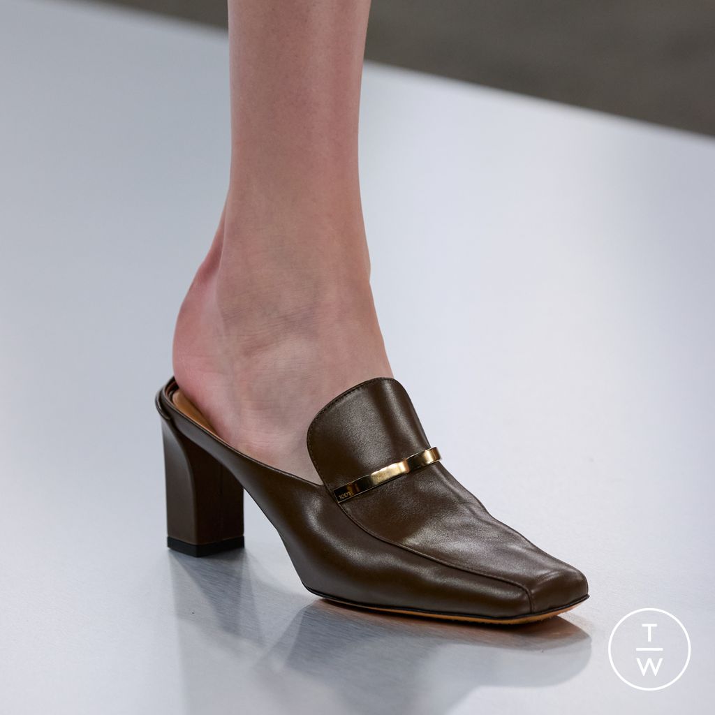 Fashion Week Milan Fall/Winter 2024 look 46 from the Tod's collection womenswear accessories